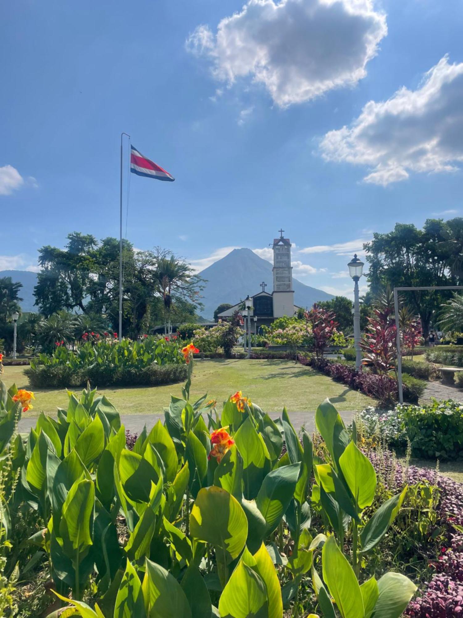 Hotel Tierra De Volcanes La Fortuna Exterior photo